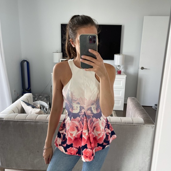 White structured top with roses. - Picture 4 of 4